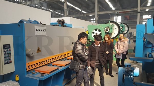 Thailand Customer Pornsak Visited Our Company check NC Press Brake - Thailand Customer Pornsak Visited Our Company 3 副本