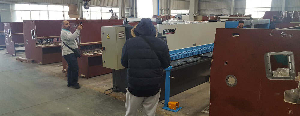 Hydraulic Ironworker Saudi Arabian customer to inspect the goods