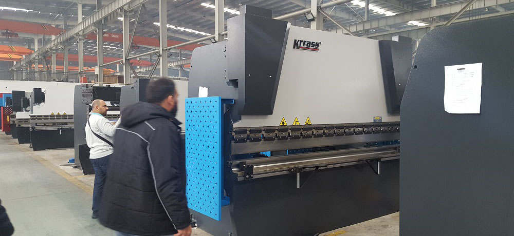 Hydraulic Ironworker Saudi Arabian customer to inspect the goodsHydraulic Ironworker Saudi Arabian customer to inspect the goods