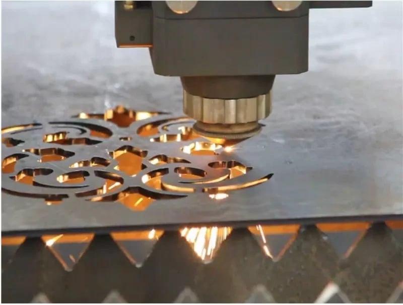 The maintenance operation of Fiber Laser Cutting Machine - Pictures 1 Техническое обслуживание станка для лазерной резки листового металла волоконным лазером.