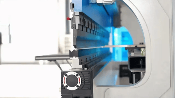 Vista lateral da prensa dobradeira KRRASS