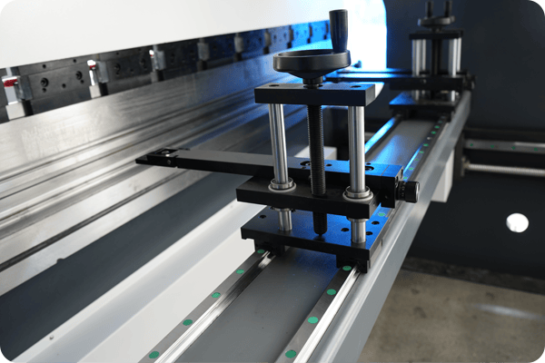 Высокоточный упорный палец, используемый в листогибочном прессе KRRASS NC.