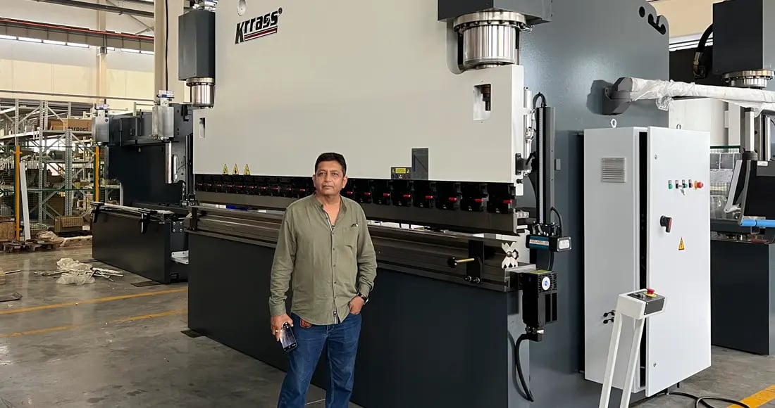 Clientes kuwaitíes visitan la fábrica de KRRASS