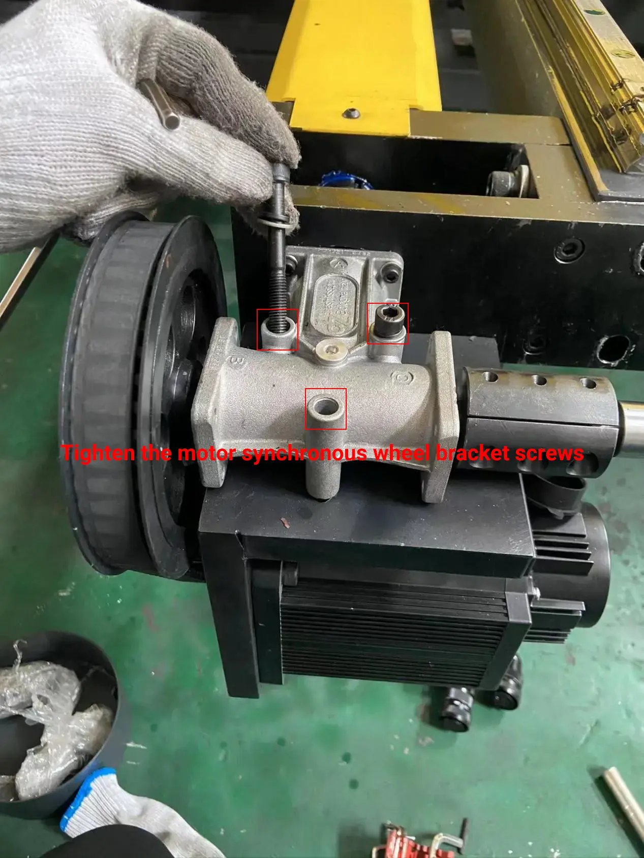 Tighten the motor synchronous wheel bracket screws