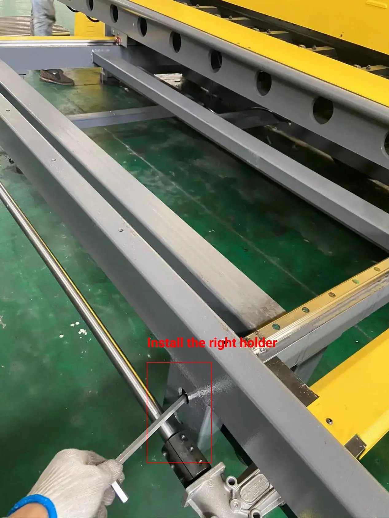 Install the right holder