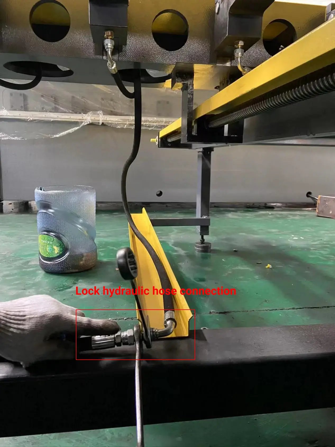 Lock hydraulic hose connection