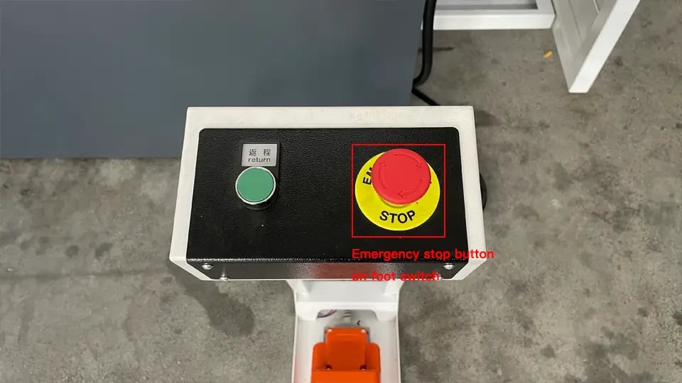 Botão de parada de emergência no interruptor de pé