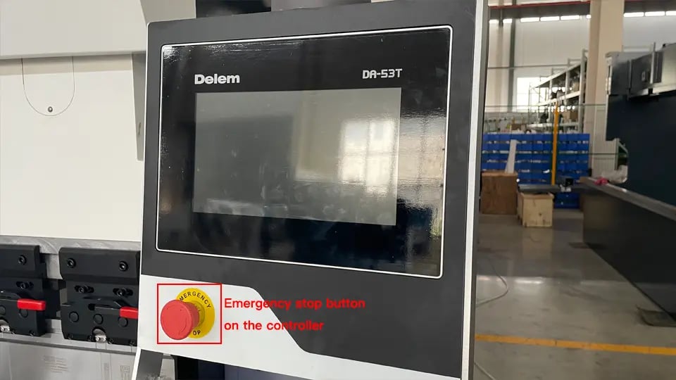 Botão de parada de emergência no controlador