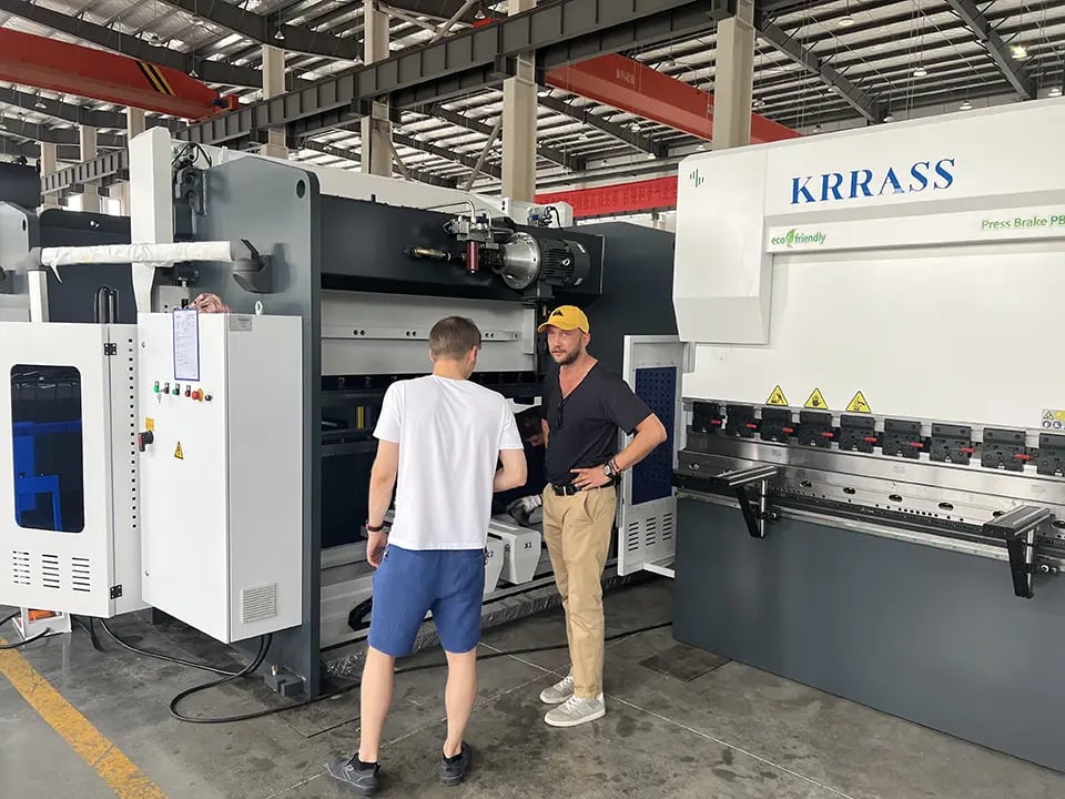 Clientes russos de prensas dobradeiras visitam a fábrica da KRRASS