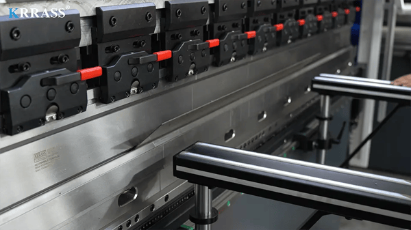 Hydraulic Press Brake: In-Depth Look - Pictures 3 Utilice la prensa plegadora CNC DA-53T para doblar y corregir 03