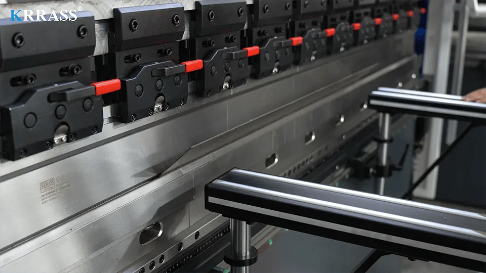 Для гибки и корректировки используйте листогибочный пресс с ЧПУ DA-53T.