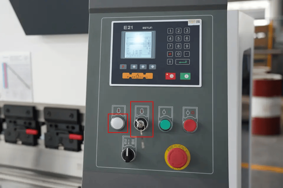 Botão liga/desliga principal do controlador (Quando desligado, o indicador de energia à esquerda não acende)