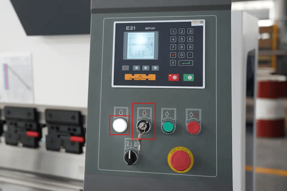 Botão liga/desliga principal do controlador (Quando ligado, o indicador de energia à esquerda acende)