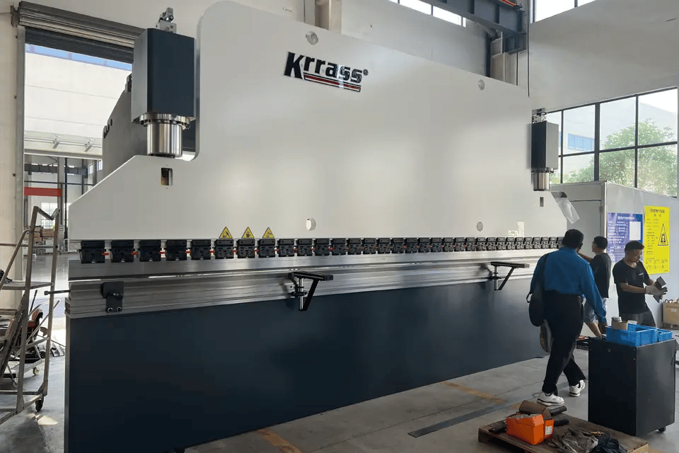 Clientes do Kuwait visitaram e aprovaram a máquina de dobrar.