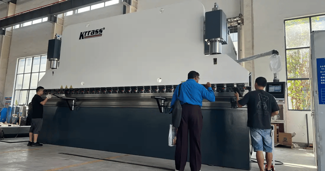 Clientes do Kuwait visitaram e aprovaram a máquina de dobrar.