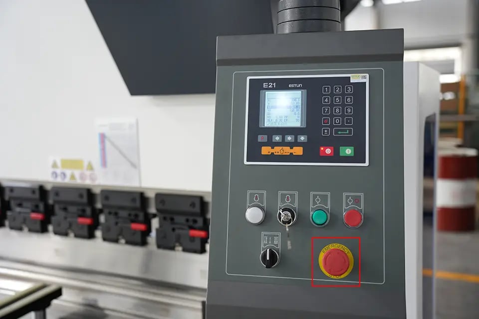 Botão de parada de emergência no painel de controle.