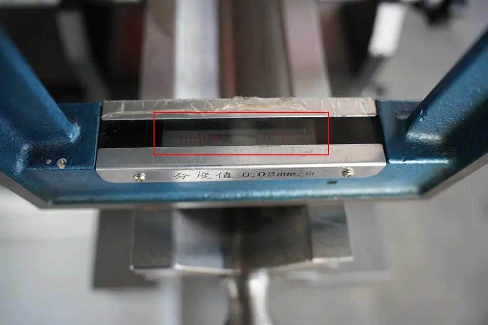 Réguas horizontais devem ser colocadas verticalmente em ambas as extremidades da bancada da prensa dobradeira.