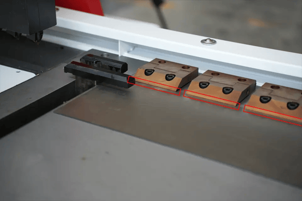 Hydraulic pliers clamp metal sheet