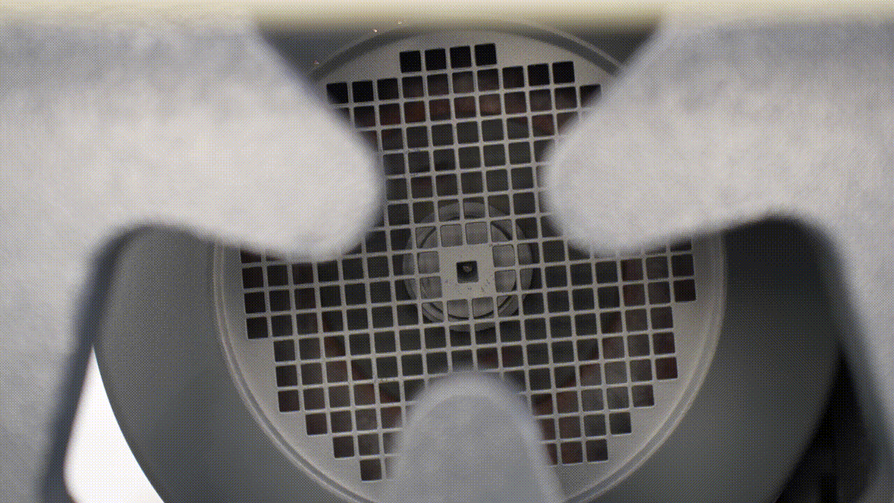 A pá de ar do motor principal da prensa dobradeira CNC gira no sentido horário.