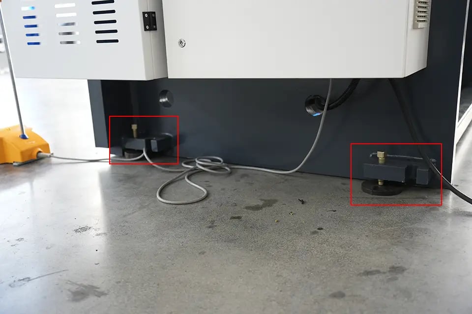 Prensa dobradeira NC com parafuso de nivelamento quadrado E21 (lado esquerdo)