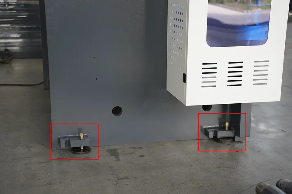 Prensa dobradeira NC com parafuso de nivelamento quadrado E21 (lado direito)
