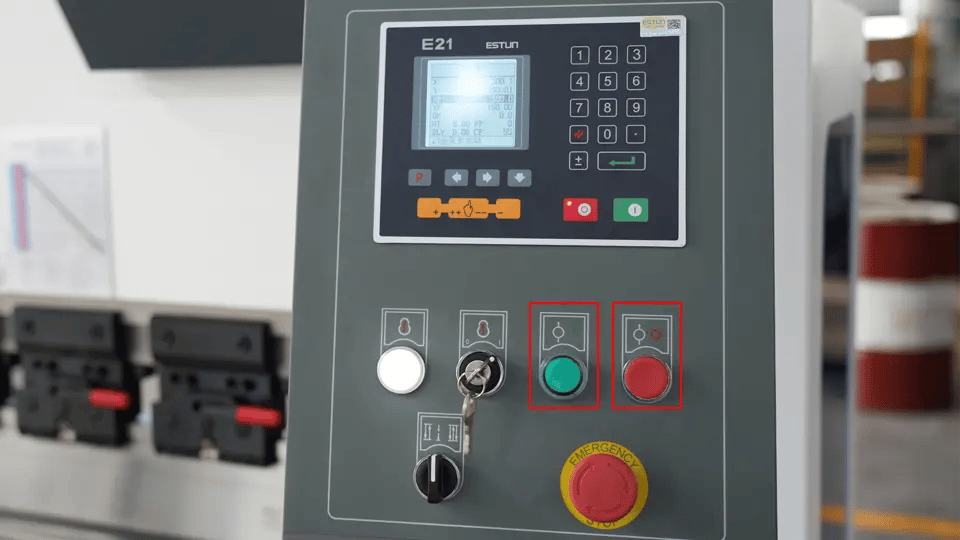 Botões de partida (verde) e parada (vermelho) do motor principal da bomba de óleo