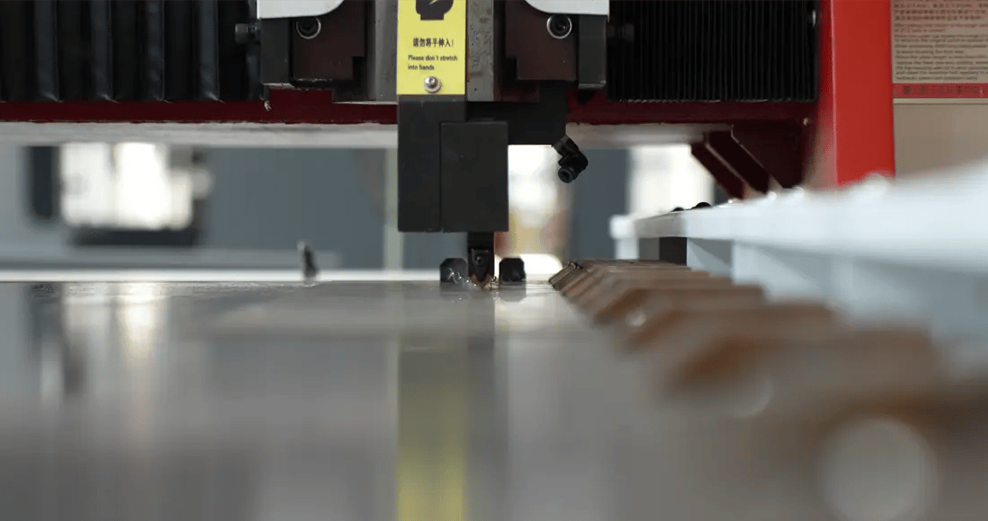 The installation and operation of the horizontal V groove machine