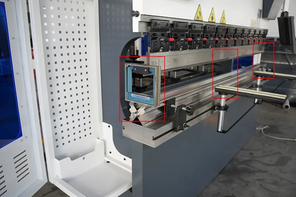 A régua de nível é colocada nas posições esquerda, central e direita da bancada da prensa dobradeira.