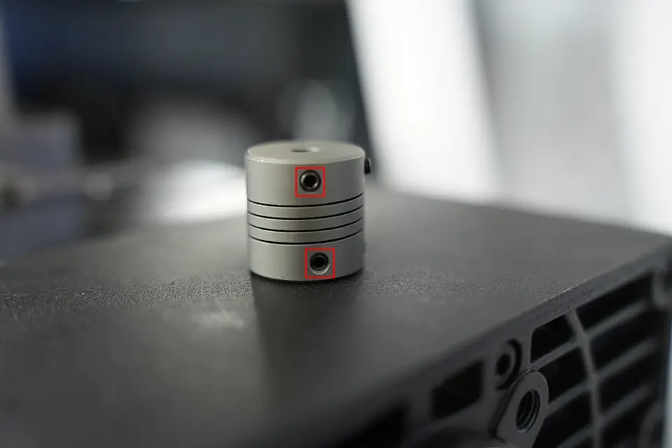 Existem parafusos de fixação na parte superior e inferior do conector.