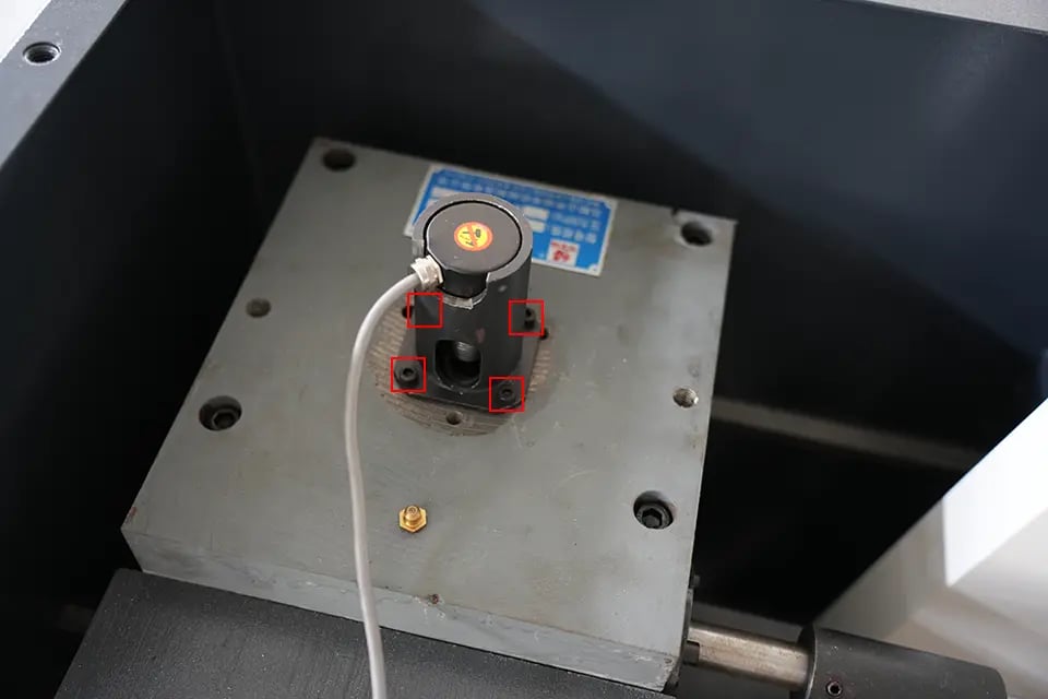 Aperte os quatro parafusos de fixação do codificador.