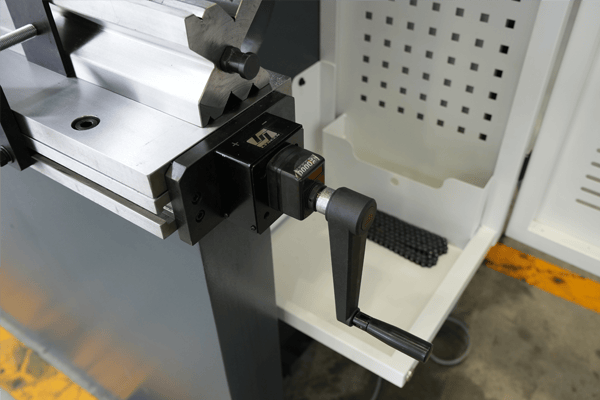 Prensa plegadora de chapa metálica WC67K-300T3200 con control E21 y bombeo manual - sistema de bombeo manual