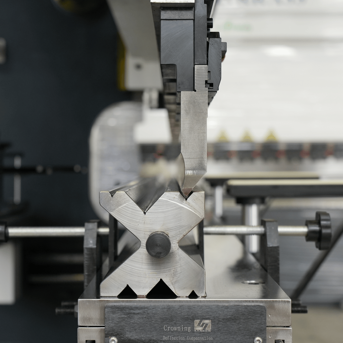 Гибка на листогибочном прессе: основы и советы - Иллюстрации 1 Пресс-гибочный станок NC WC67K-300T3200 E21, штамп