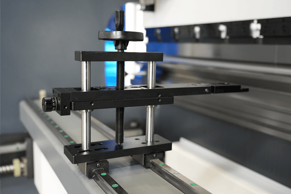 Высокоточный упор для пальца на листогибочном прессе NC WC67K-300T3200 E21