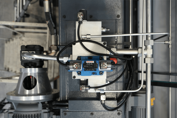 Prensa plegadora de chapa metálica WC67K-300T3200 con control E21 y bombeado manual - nc press bending wc67k 300t3200 e21 hydraulic valve group