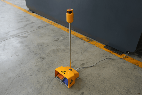 Prensa plegadora de chapa metálica WC67K-300T3200 con control E21 y bombeado manual - nc press bending wc67k 300t3200 e21 pedal switch