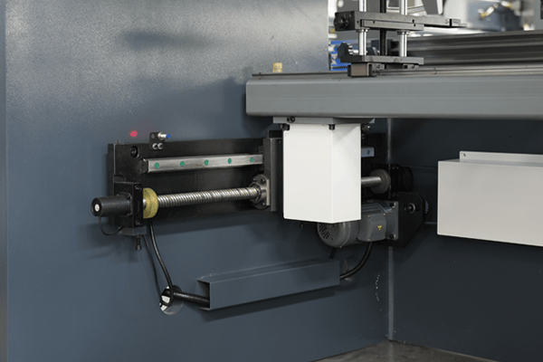 Prensa plegadora de chapa WC67K-300T3200 con control E21 y coronación manual - nc press bending wc67k 300t3200 e21 x axis ball screw linear guide and 200w reducer engine