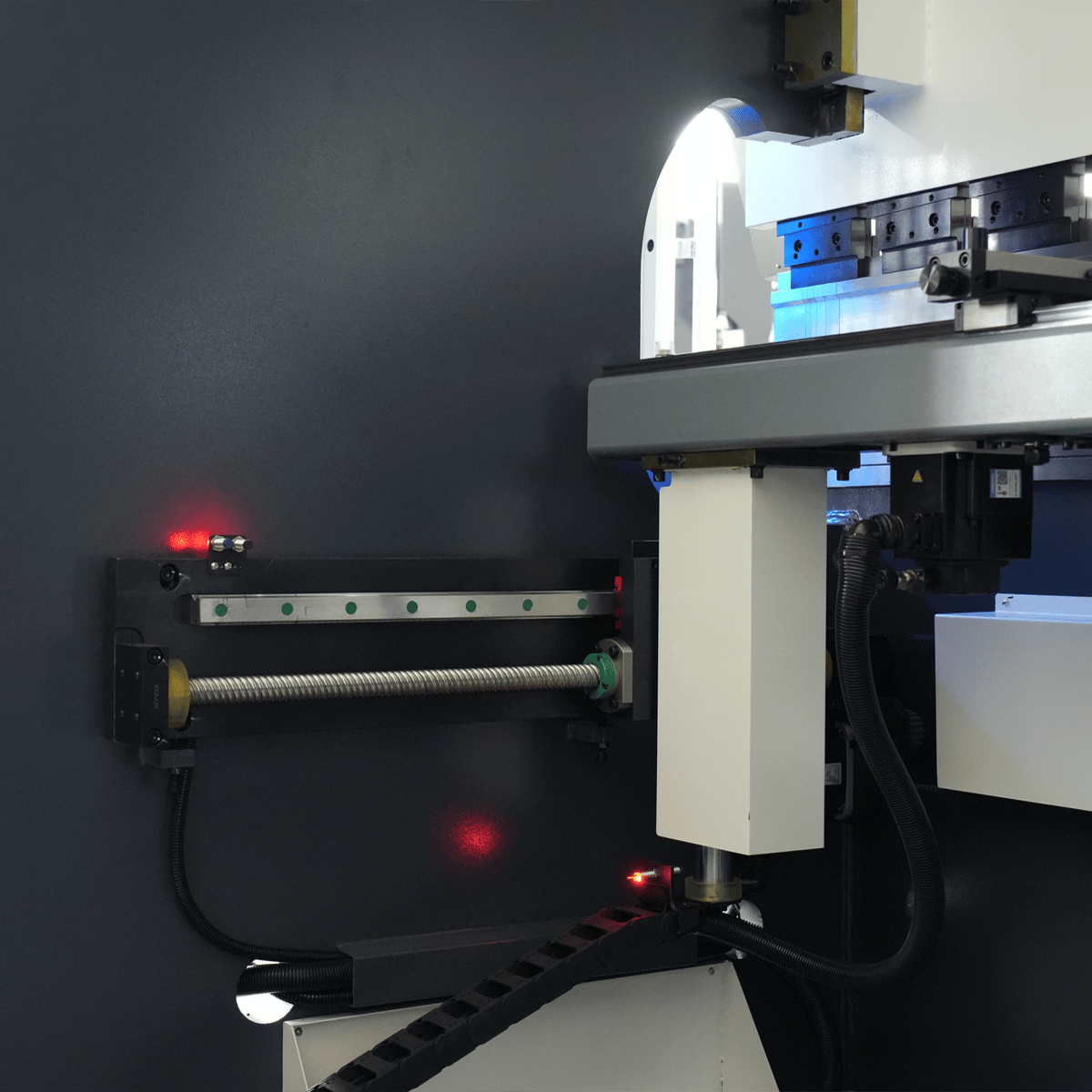 Hybrid CNC Press Brake, 110Ton Sheet Metal Press Brake, DELEM DA58T 2D Controller - Pictures 4 Sistema de guia de batente traseiro CNC PBS-110T2500-DA58T