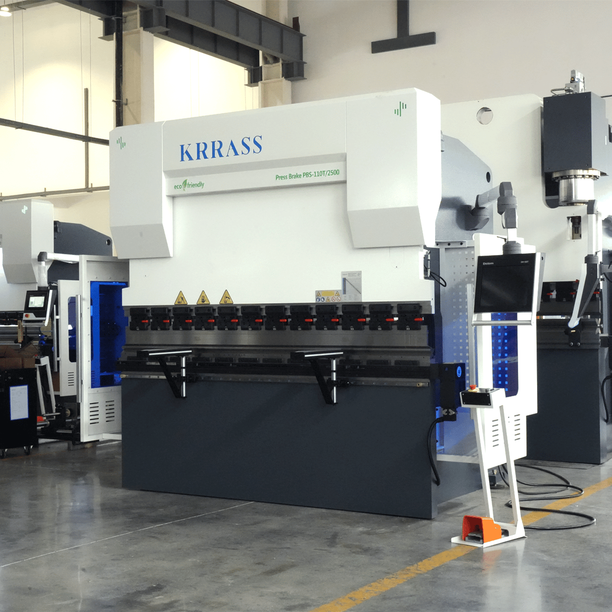 Hybrid CNC Press Brake, 110Ton Sheet Metal Press Brake, DELEM DA58T 2D Controller - Pictures 2 Vista lateral do PBS-110T2500-DA58T