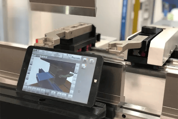 Prensa dobradeira CNC híbrida PBE - Indústria 4.0