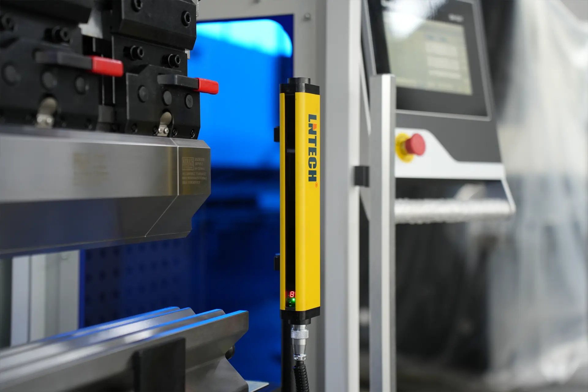 Plegadora de chapa de 175 toneladas en venta, plegadora hidráulica de chapa - 14 fotos MB8 175T3200 6+1 ejes con sistema de protección de seguridad fotoeléctrica DA-53T