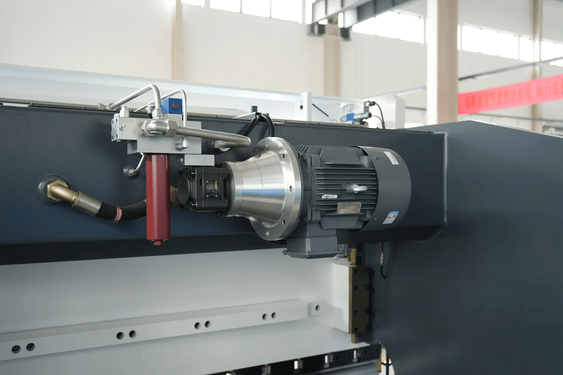 Dobradeira de chapa metálica de 175 toneladas à venda, dobradeira hidráulica para metal - 10 fotos MB8 175T3200 6+1 eixos com motor principal Siemens DA-53T (Alemanha)