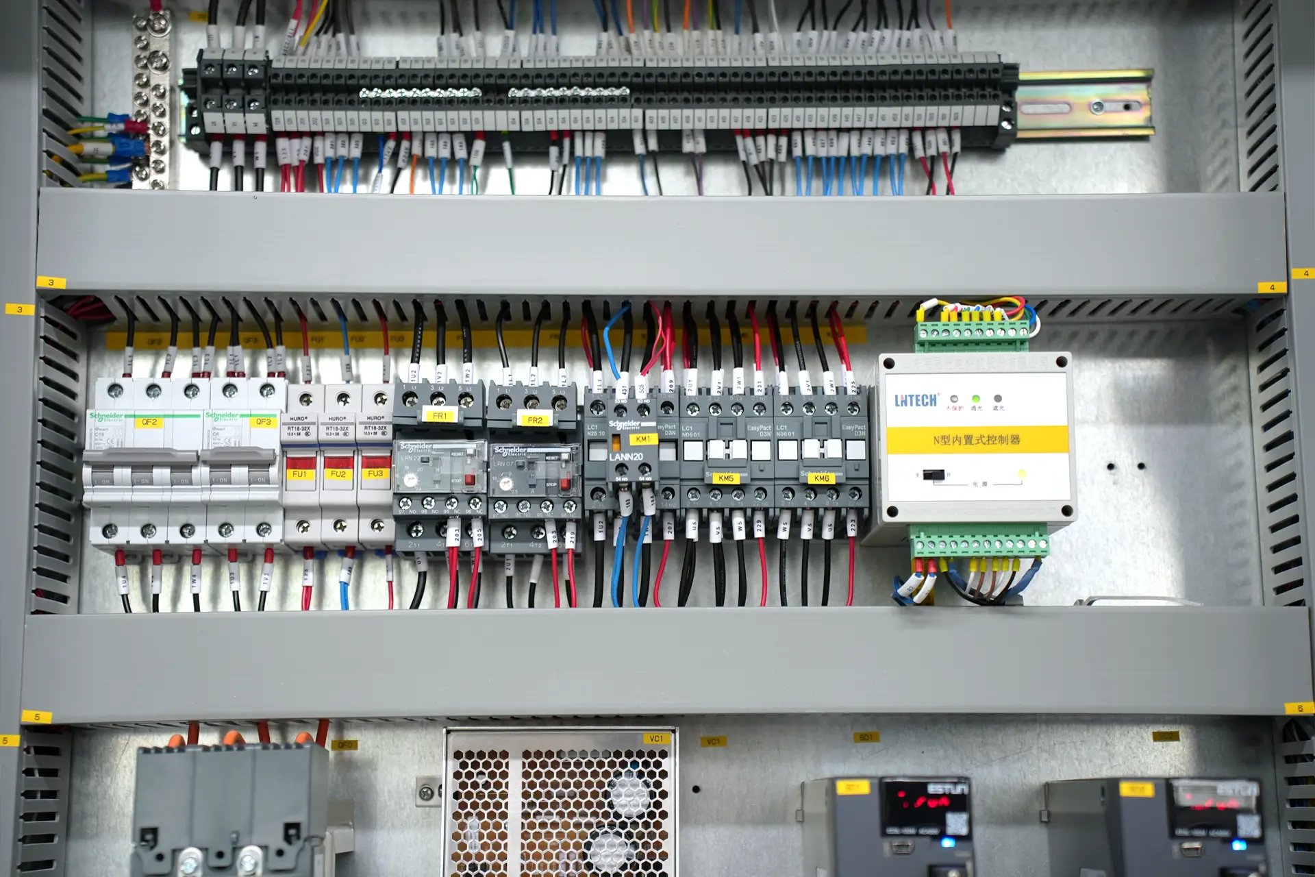 Dobradeira de chapa metálica de 175 toneladas à venda, dobradeira hidráulica para metal - 9 fotos MB8 175T3200 6+1 Eixos com DA-53T Schneider Electric