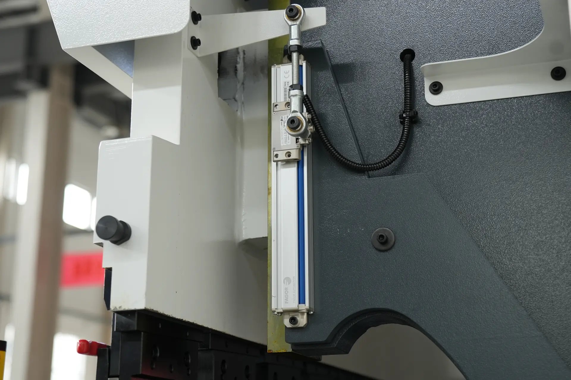 Dobradeira de chapa metálica de 175 toneladas à venda, dobradeira hidráulica para metal - 8 fotos MB8 175T3200 6+1 Eixos com Régua de Grade Fagor DA-53T