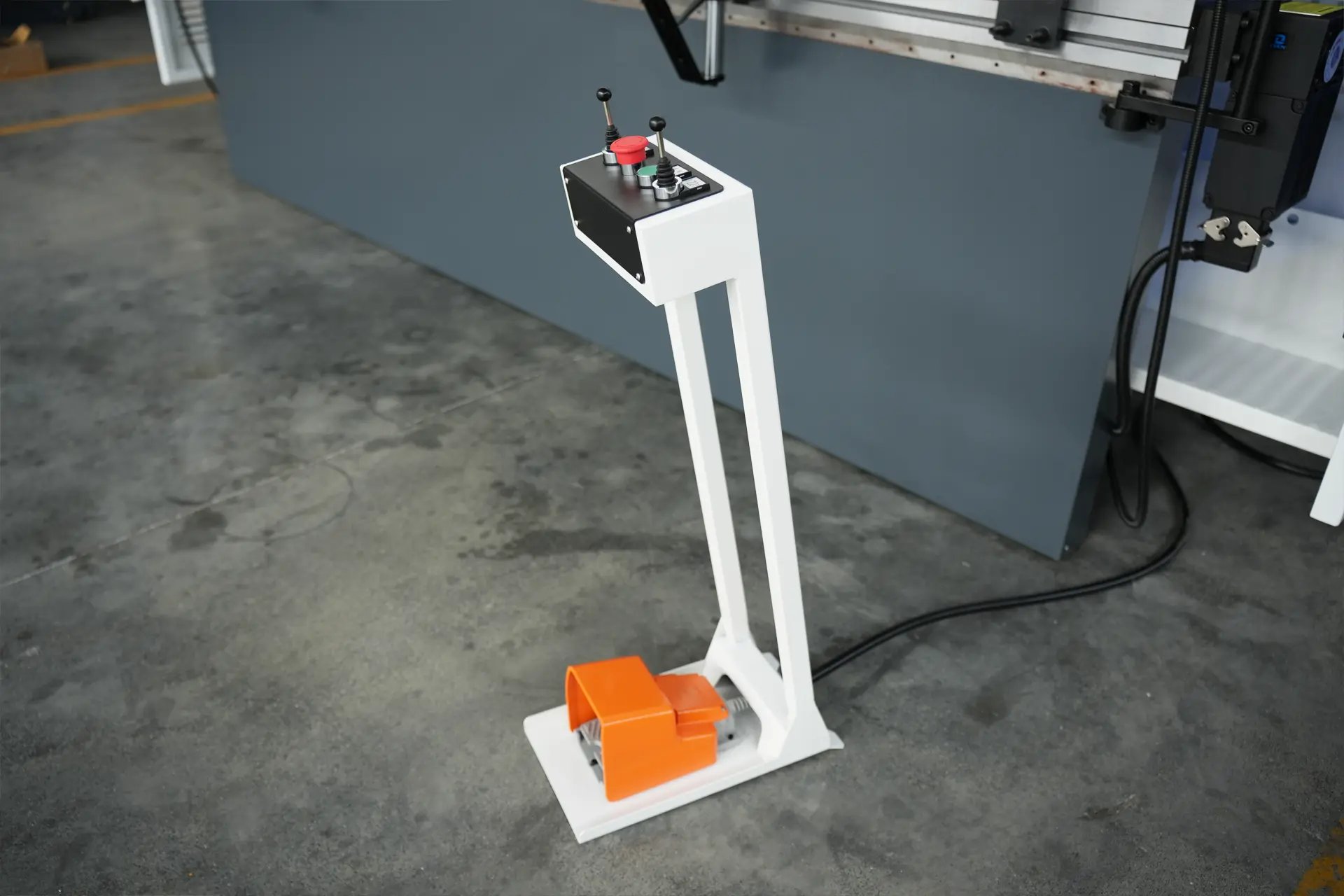 Dobradeira de chapa metálica de 175 toneladas à venda, dobradeira hidráulica para metal - 15 fotos MB8 175T3200 6+1 eixos com pedal de comutação DA-53T