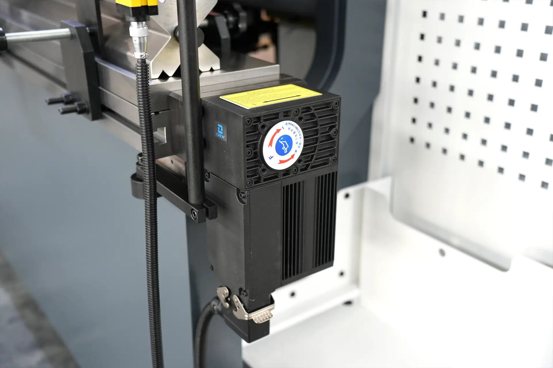 Dobradeira de chapa metálica de 175 toneladas à venda, dobradeira hidráulica para metal - 7 fotos MB8 175T3200 6+1 eixos com sistema de correção de coroamento elétrico DA-53T