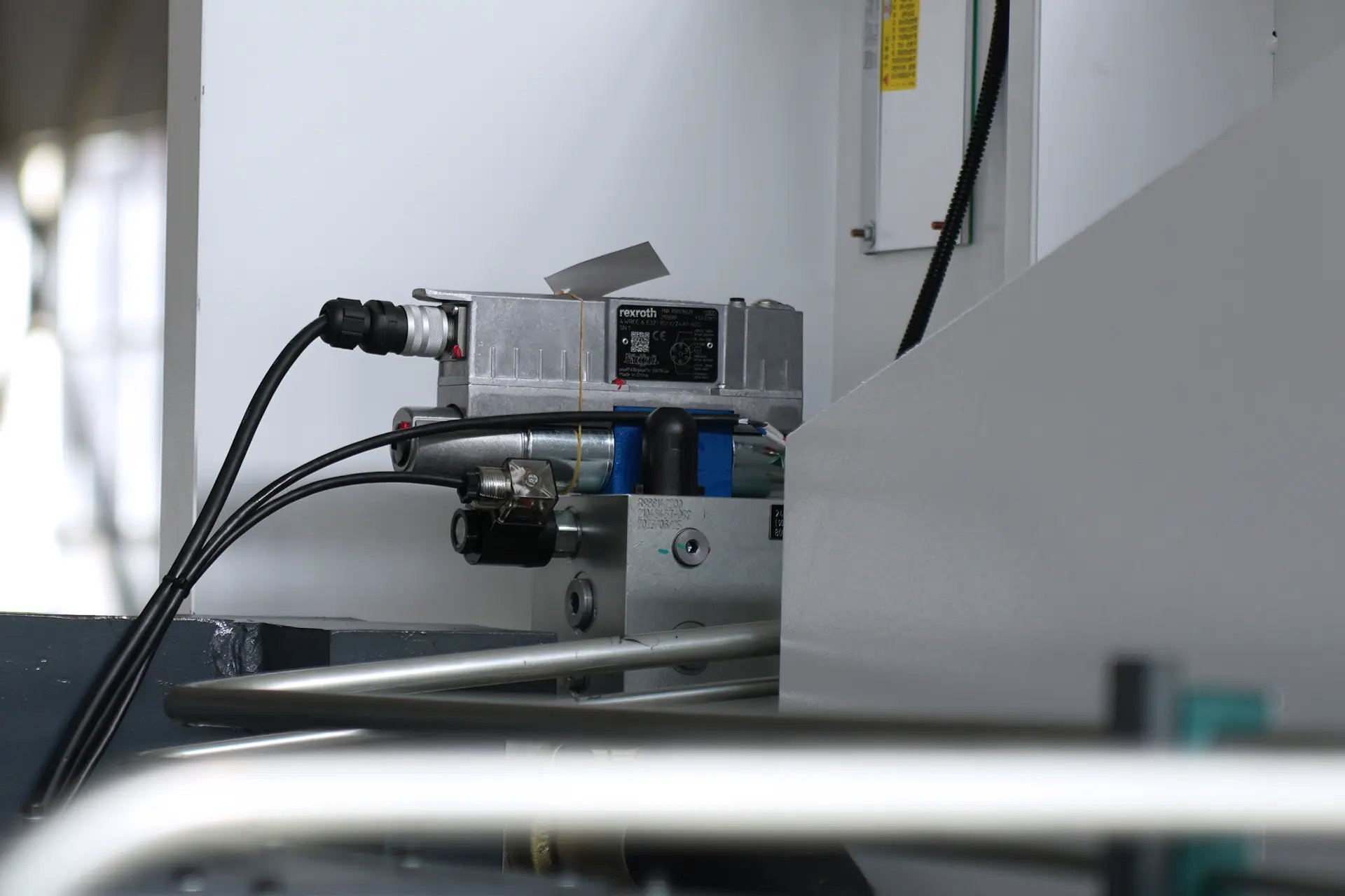 Prensa plegadora de 210 toneladas en venta, plegadora hidráulica de metal de 4 metros - 11 imágenes Válvula proporcional Rexroth MB8-210T4000-DA53T