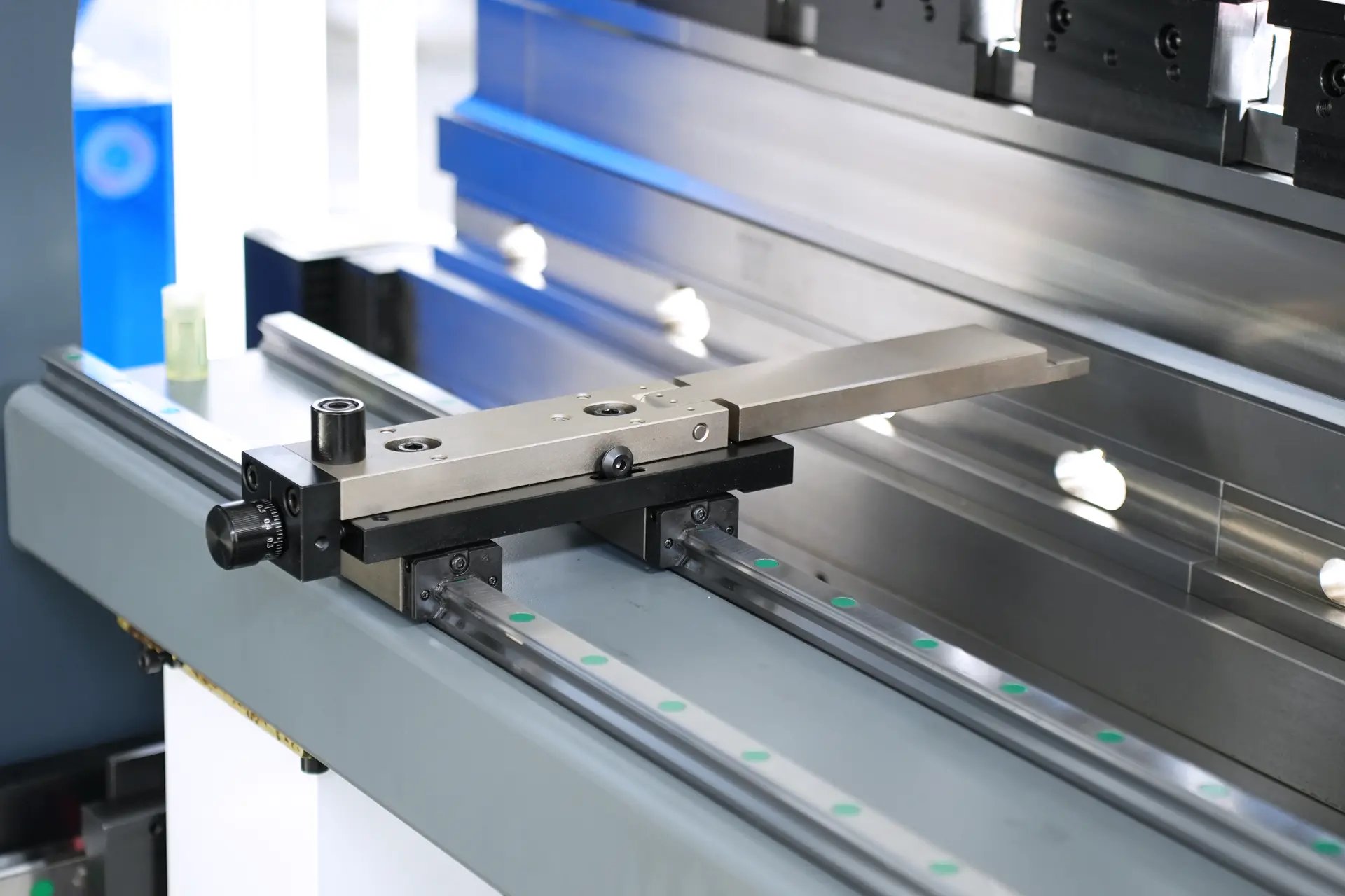 Prensa plegadora de 210 toneladas en venta, plegadora hidráulica de metal de 4 metros - 12 imágenes Tope trasero MB8-210T4000-DA53T