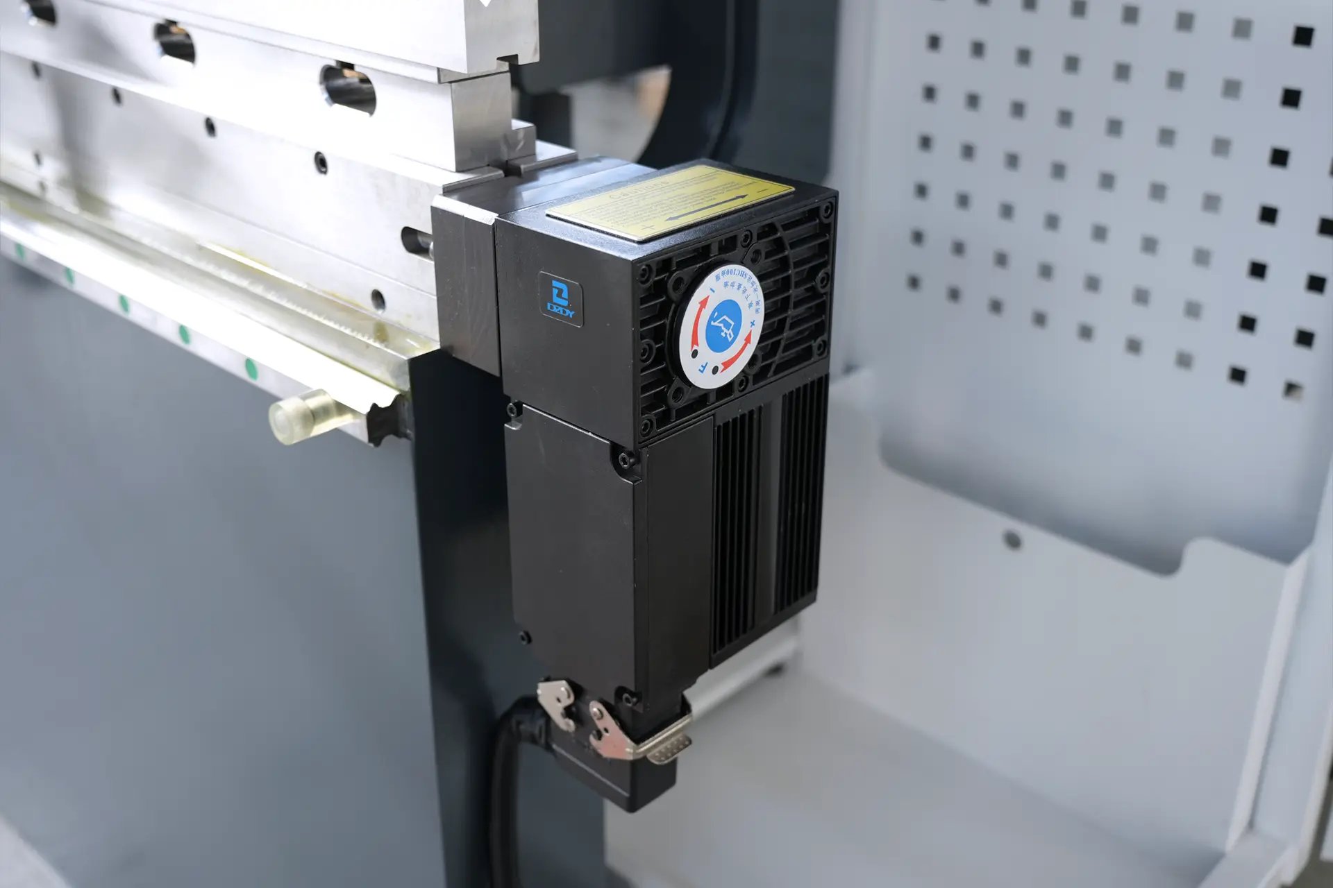 Sistema de correção de coroamento elétrico MB8-210T4000-DA53T