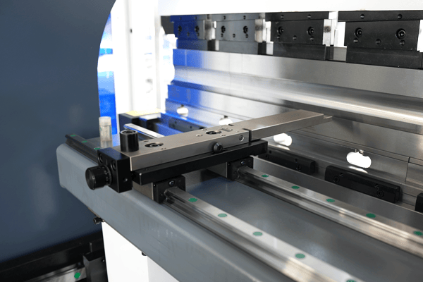 Prensa dobradeira CNC para chapas metálicas, 80 toneladas, controlador DELEM DA53T - 12 imagens MB8-80T2500-DA53T