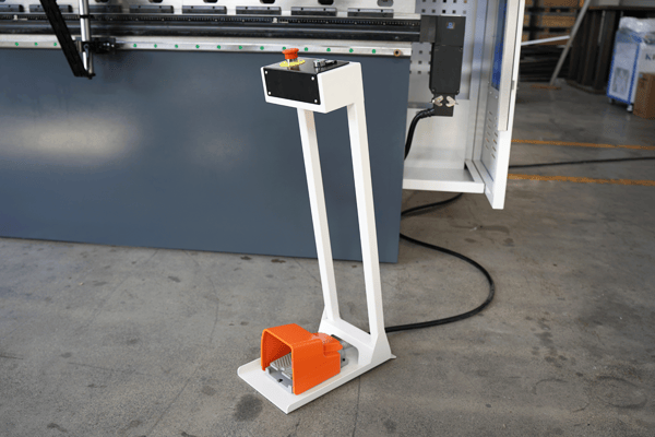 Prensa dobradeira CNC para chapas metálicas, 80 toneladas, controlador DELEM DA53T - Imagens 14 MB8-80T2500-DA53T